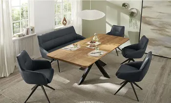 Holz-Esstisch mit Polsterbank und vier Stühlen im hellen Esszimmer.